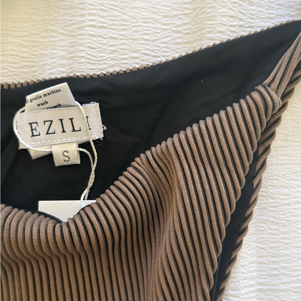 Elegant Brown Ribbed Bikini Set - Picture 2 of 3